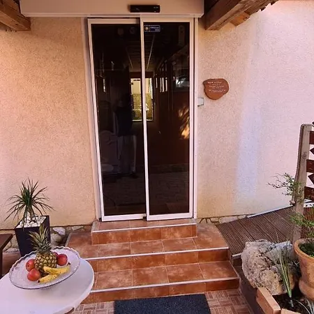 Oda ve Kahvaltı Adriana 3*